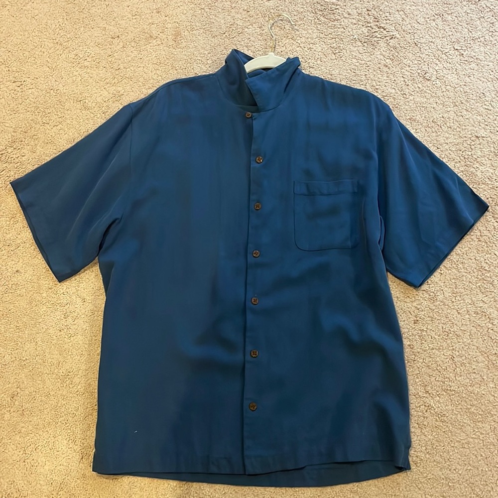 Tommy Bahama Large Blue Short Sleeve Button Down Shirt. Excellent Condition.
